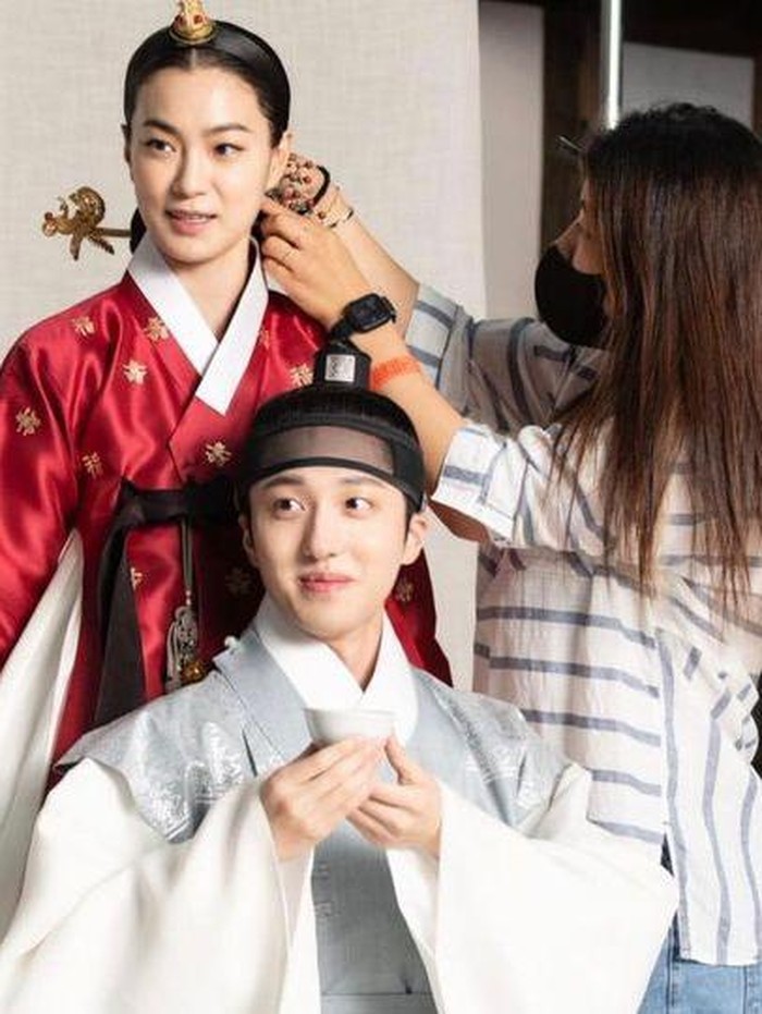 Yang terbaru, Chani comeback lewat drama sageuk Under the Queen's Umbrella yang tayang di Netflix. Ia berperan sebagai pangeran dengan karakter antagonis bernama Ui Seong, putra dari selir Gwi In Hwang (Ok Ja Yeon)./ Foto: instagram.com/okjayeon