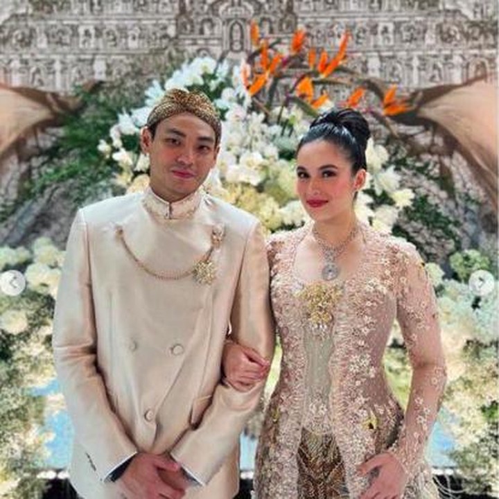 <p>Kabar bahagia datang dari Chelsea Islan. Ia baru saja melangsungkan acara lamaran dengan sang kekasih, Rob Clinton Kardinal. (Foto: Instagram @jusuf_long)<br /><br /><br /></p>