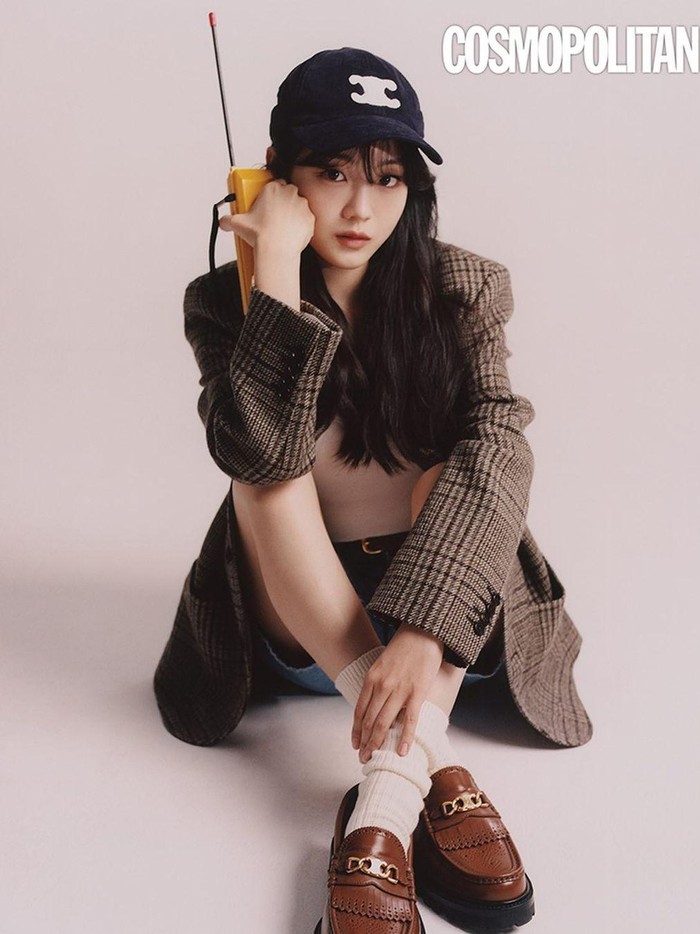 Ketika beradu akting, Cho Yi Hyun yang pemalu mengaku mendapat banyak bantuan dari Yeo Jin Goo. Ia pun menjelaskan karena kepribadian Yeo Jin Goo yang ceria, ia mampu membangun chemistry yang baik dengan sang aktor./ Foto: Cosmopolitan Korea