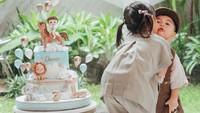 <p>Nastusha juga terlihat mencium Dante. Putri sulung Chelsea dan Glenn yang kini berusia 6 tahun itu terlihat sangat menyayangi sang adik, ya? (Foto: Instagram @dante.oliver.alinskie)</p>