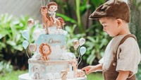 <p>Kini sudah berusia 2 tahun, Dante baru saja merayakan ulang tahun yang sederhana. Chelsea dan Glenn membelikan kue berwarna biru yang dihiasi dengan dekorasi menggemaskan untuk sang putra. (Foto: Instagram @chelseaoliviaa by @dartjong)</p>