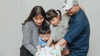 <p>Chelsea Olivia menikah pada 3 Oktober 2015 silam. Dari pernikahan itu, keduanya sudah dikaruniai dua anak yaitu Nastusha dan Dante. Di tahun pernikahan ke-7, pasangan ini selalu terlihat harmonis bersama anak-anak. (Foto: Instagram @dante.oliver.alinskie)</p>