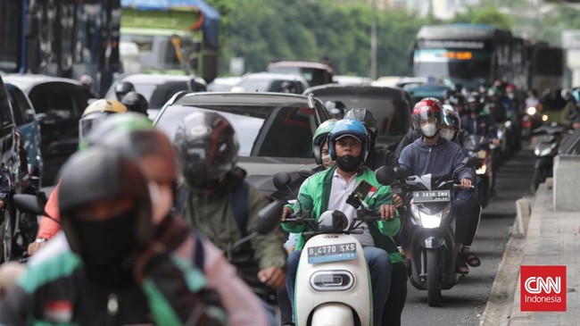 Kemacetan panjang terjadi di Jalan Aternatif Cibubur imbas pemblokiran akses Tol Jatikarya (Cimanggis-Cibitung).