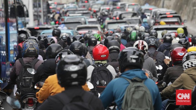 Sebuah truk mengalami kecelakaan dan terguling di Jalan Gatot Subroto, Jakarta Selatan, Jumat (13/1). Lalu lintas pun padat.