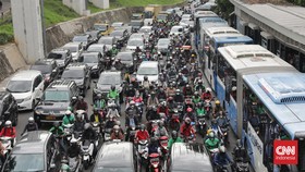 FOTO: Derita Kemacetan Pagi Hari di Cawang