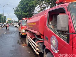 2 Mobil Damkar Terjebak di Gudang Tripleks yang Terbakar di Bandung!