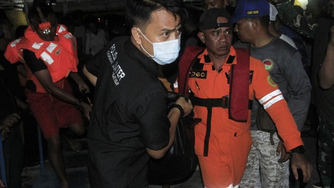 Jumlah tersebut berdasarkan laporan anggota keluarga para korban ke posko yang dibentuk bersama BPBD NTT.