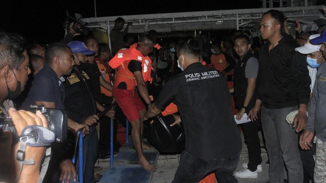Tim SAR gabungan menemukan tiga korban tewas baru di dekat bangkai kapal KM Express Cantika 77 yang terbakar saat berlayar dari Kupang menuju Alor, NTT.