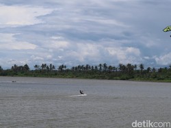 Serunya Kitesurfing Exhibition di Laguna Pantai Depok Bantul