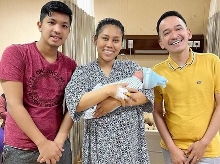 7 Potret Kebahagiaan Evi Masamba Melahirkan di Hari Anniversary Pernikahan
