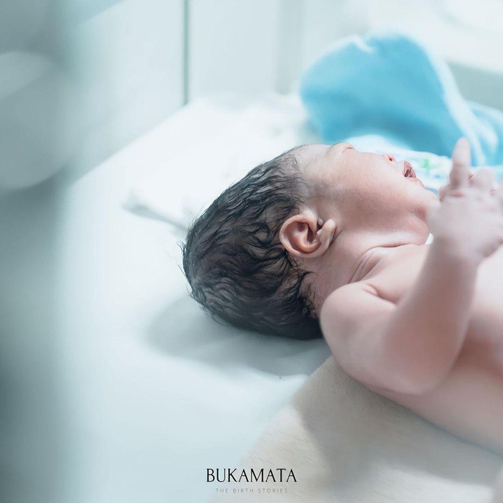 <p>Evi melahirkan secara normal pada 23 Oktober 2022. Putra pertamanya itu diberi nama Muhammad Arvi Nurwahid yang lahir dengan berat 3.1 kg (Foto: Instagram @evi_masamba_real/@aryefwahid)</p>
