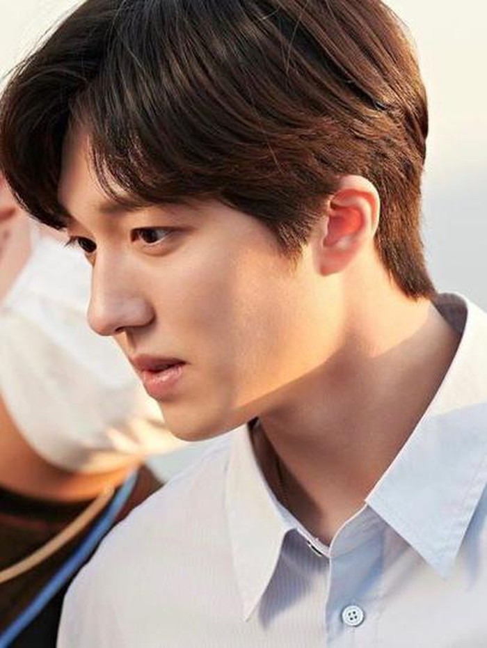 Chani pertama kali muncul di televisi sebagai 'versi mini' dari member TVXQ, bersama Moonbin 'ASTRO', serta Chanwoo 'iKON'./ foto: instagram.com/c_chani_i