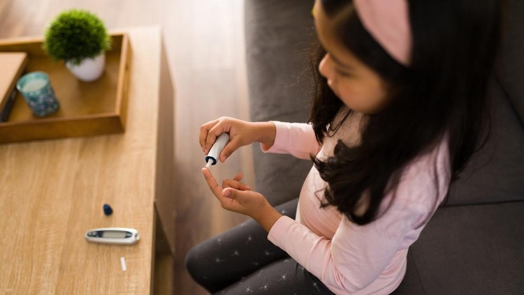 Ilustrasi Anak Diabetes Militus Tipe 1 Top view of a sick kid with diabetes using a digital monitor to test her blood sugar levels at home