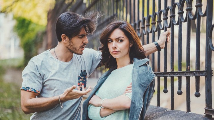 Ilustrasi Selingkuh Unhappy couple outside talking about problems