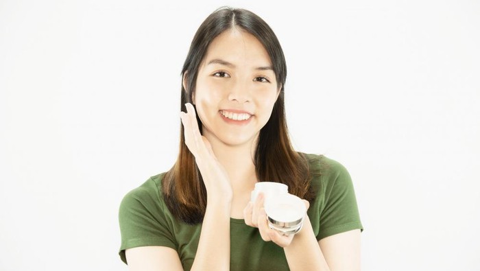 img-title 7 Kebiasaan Simpel yang Bikin Kulit Glowing Maksimal! Bukan Cuma Rajin Pakai Skincare Aja, Loh