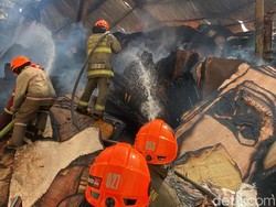 Jabar Hari Ini: 24 Jam Api Membakar Gudang Tripleks di Bandung