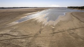 FOTO: Pecah Rekor Kekeringan di Sungai Mississippi