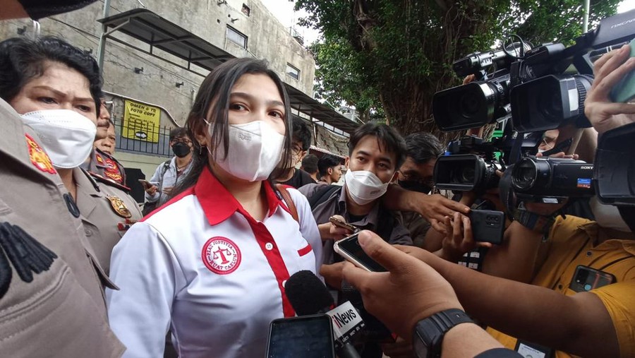 Keluarga dan kekasih Brigadir Yosua tiba di PN Jaksel untuk menjadi saksi di sidang Bharada E (Wildan-detikcom)