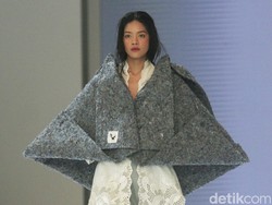 Sejauh Mata Memandang Tawarkan Kebaya Avant-Garde dari Limbah di JFW 2023