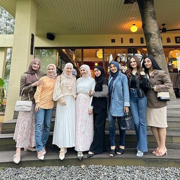 Pamer Foto Bareng Dinda Hauw & Margin Wieheerm, Lesti Kejora Tuai Hujatan