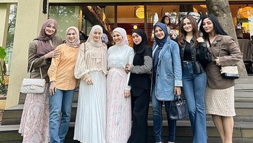 img-title Kumpul Bareng Sahabat Artis, Cincin Kawin Lesti Kejora Disorot