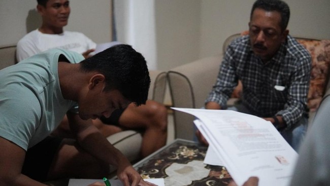 Manajemen Madura United melakukan adendum atau penambahan klausul dalam kontrak sebagai buntut belum jelasnya nasib Liga 1 2022/2023 usai Tragedi Kanjuruhan.