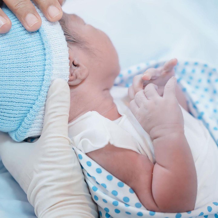 <p>Meskipun ini ada kelahiran anak kedua, tapi kehamilannya terhitung untuk yang ketiga karena sebelumnya pedangdut kelahiran Pattimang, Sulawesi Selatan ini sempat mengalami keguguran pada kehamilan kedua. (Foto: Instagram @evi_masamba_real/@aryefwahid)</p>