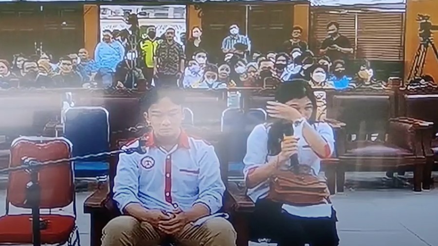 Kekasih Brigadir Yosua Hutabarat, Vera Mareta Simanjuntak menjadi saksi di sidang kasus pembunuhan berencana Yosua dengan terdakwa Bharada Richard Eliezer. Sambil menangis, Vera menceritakan saat Yosua menghubunginya melalui video call dan tengah ada masalah yang ditanggung sendiri.
