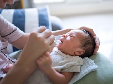 Cara Membersihkan Mulut dan Lidah Bayi setelah Minum ASI agar Terhindar dari Jamur