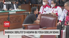VIDEO: Bharada E Berlutut di Hadapan Ibu Yosua Sebelum Sidang