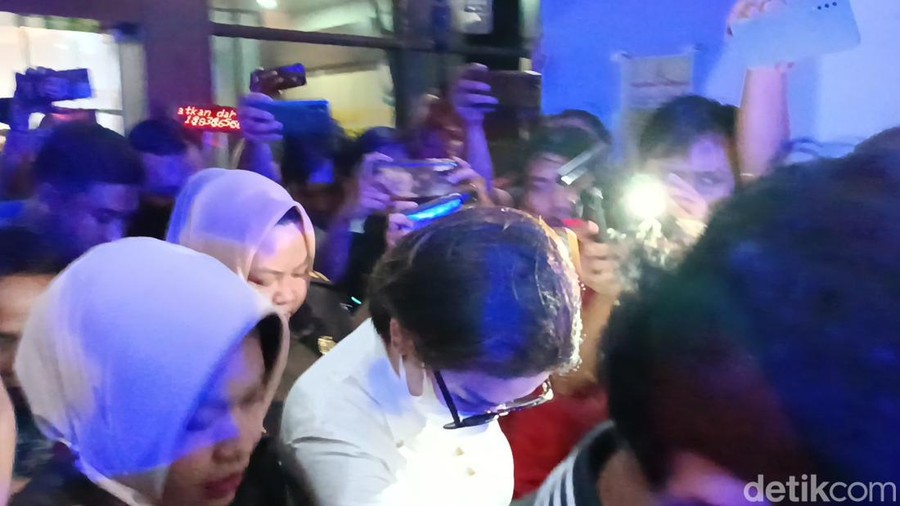 Nikita Mirzani ditahan oleh Kejaksaan Negeri Serang. Nikita Mirzani ditahan oleh Kejaksaan Negeri Serang.