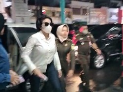 Misteri Pria Baju Biru Ngaku Teman Mau Jenguk Nikita Mirzani