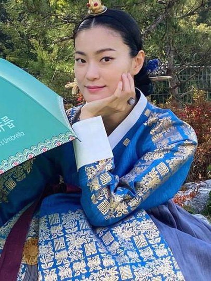 Ok Ja Yeon sudah muncul dalam berbagai drama populer seperti Mine, Big Mouth, dan The Uncanny Counter. Kali ini, Ok Ja Yeon tampil sebagai selir tertinggi yang penuh ambisi dalam drama Under The Queen's Umbrella yang tayang di Netflix/ Foto: instagram.com/okjayeon