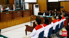 Adik Brigadir J Menangis Cerita Dilarang Lihat Jenazah Yosua