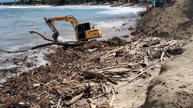 Bibir pantai Kuta Bali dipenuhi sampah-sampah berbagai jenis sejak Senin (24/10), DLHK Badung menyatakan belum bisa dibersihkan karena ombak masih besar.