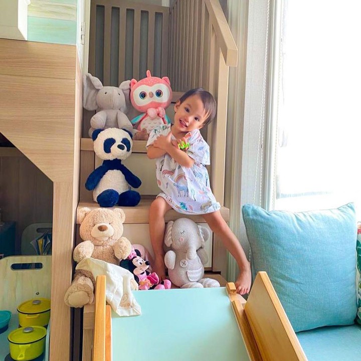 <p>Kamar Claire anak Shandy Aulia memiliki <em>mini</em> <em>playground</em> di dalamnya, Bunda. Selain ada perosotan, Shandy juga menambahkan replika dapur di dalamnya. (Foto: Instagram: @missclaireherbowo)</p>
