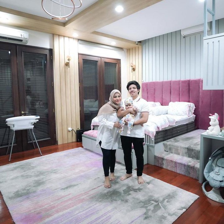 <p>Kamar Ameena anak Aurel Hermansyah dan Atta Halilintar memiliki kamar bernuansa ungu dan putih, Bunda. Kamar Ameena cukup luas dan lengkap dengan berbagai fasilitas. (Foto: Instagram: @aurelie.hermansyah)</p>