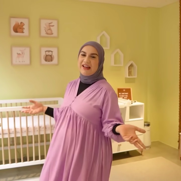 <p>Kamar anak perempuan Irish Bella, Amala, didominasi dengan warna kuning. Irish juga menambahkan tirai dari kayu agar terlihat aesthetic. (Foto: YouTube Aish TV)</p>