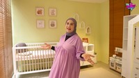 <p>Kamar anak perempuan Irish Bella, Amala, didominasi dengan warna kuning. Irish juga menambahkan tirai dari kayu agar terlihat aesthetic. (Foto: YouTube Aish TV)</p>