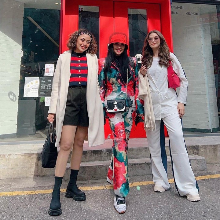 <p>Dalam potret lainnya, Titi DJ dan para sahabat juga mengenakan outfit kompak, nih. Mereka tampak cantik dan menawan dengan nuansa putih dan merah. (Foto: Instagram: @ti2dj)</p>