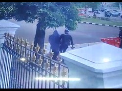 Detik-detik Paspampres Halangi Wanita Berpistol Depan Istana Negara