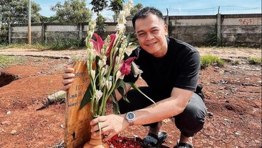 7 Momen Rio Alief Ziarah ke Makam & Peluk Nisan Istri dengan Mata Sembab