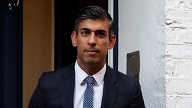 Rishi Sunak, Anak Imigran Tajir yang Ingin Batasi Pendatang ke Inggris