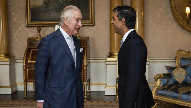 Rishi Sunak resmi jadi Perdana Menteri Inggris usai direstui Raja Charles III di Buckingham Palace, Selasa (25/10).
