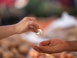6 Kerugian Ini Mengancam Orang yang Ogah Sedekah