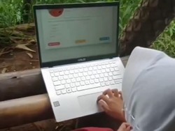 Demi ANBK, Guru-Siswa SD di Pekalongan Naik Bukit Cari Sinyal Internet