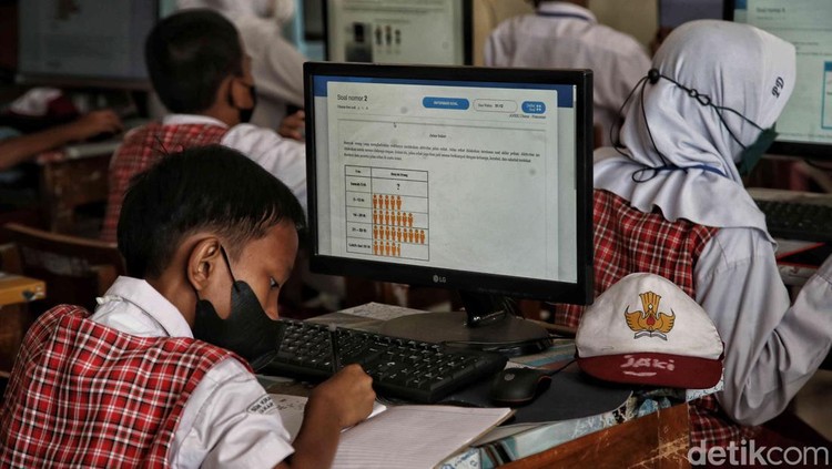 Suasana Khusyuk Pelaksanaan ANBK Jenjang SD di Jakarta ANBK (Asesmen Nasional Berbasis Komputer) jenjang SD digelar serentak di Jakarta. Salah satunya di SDN Kramat 06 Pagi, Senen, Jakpus.