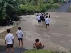 Tukad Meluap, Siswa-Warga Karangasem Gotong Motor Sebrangi Jalan