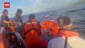 VIDEO: Momen Evakuasi Penumpang dari Kapal Cepat Terbakar di NTT