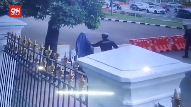 Detasemen Khusus (Densus) 88 Antiteror Polri mengaku bakal memeriksakan kondisi kejiwaan Siti Elina yang sempat mencoba menerobos Istana Kepresidenan.